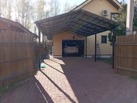 Навес из профильной трубы и профнастила для автомобиля двускатный