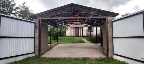 Двускатный навес с поликарбонатом для автомобиля