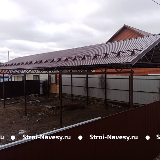Навес из профильной трубы и профнастила двускатный на дачу