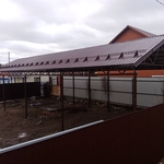 Навес из профильной трубы и профнастила двускатный на дачу