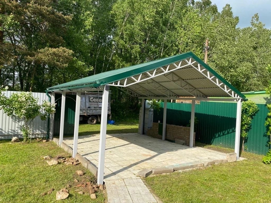 Навес двускатный автомобильный из профильной трубы и зеленого профнастила Навес двускатный автомобильный из профильной трубы и зеленого профнастила