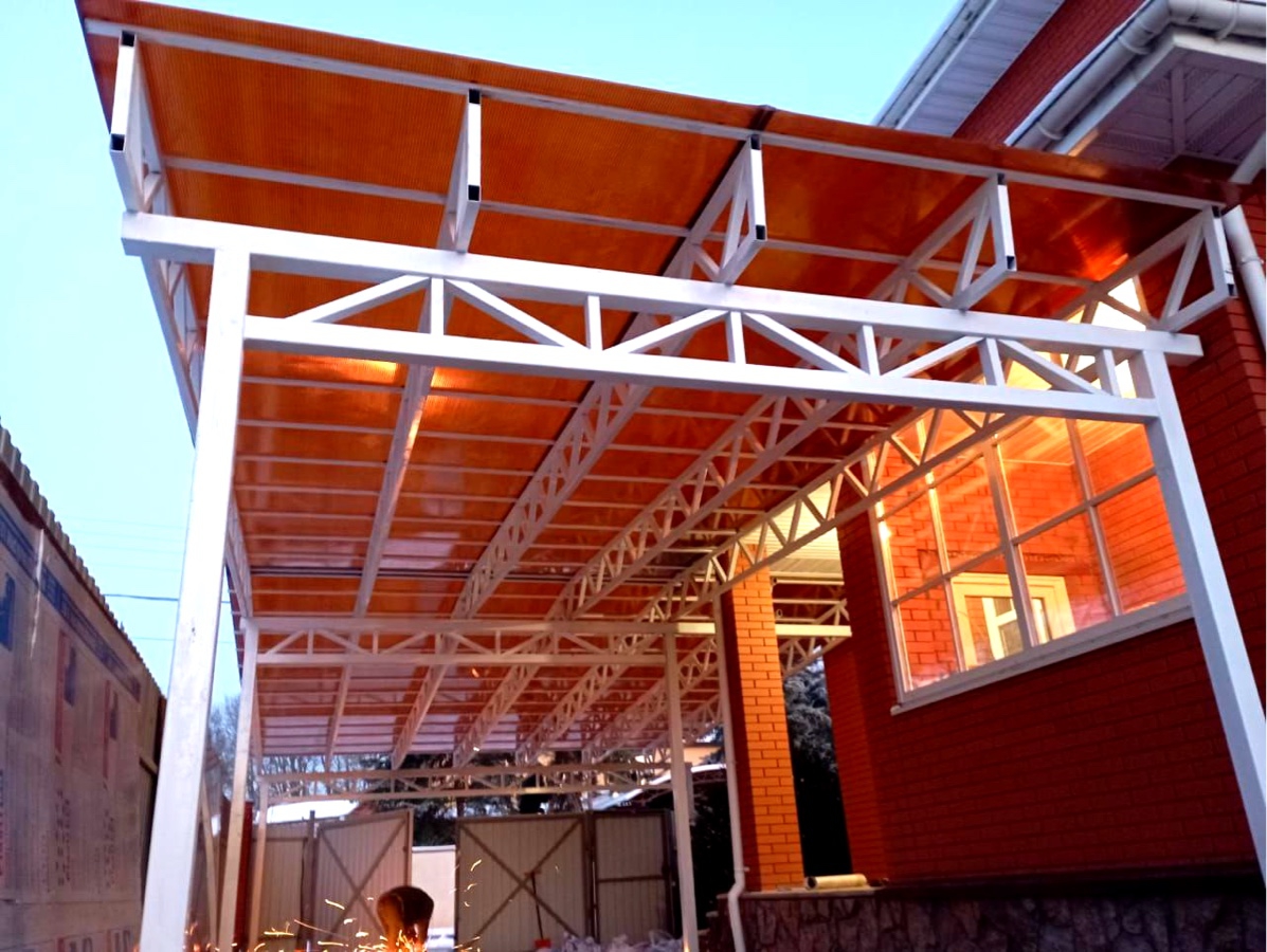 Навес для двора загородного дома Навес для автомобиля двускатный перед гаражом