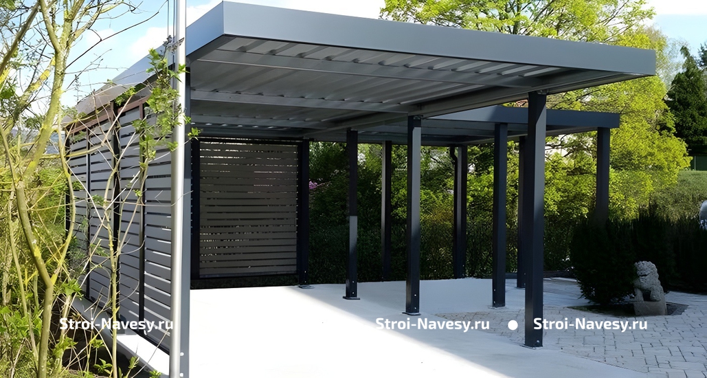 Навес high-tech из профнастила односкатный современный во дворе к дому для двух машин