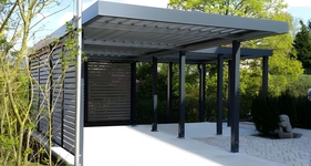 Навес high-tech из профнастила односкатный современный во дворе к дому для двух машин