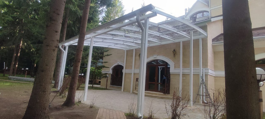 Навес из монолитного поликарбоната односкатный пристроенный к дому Навес из монолитного поликарбоната односкатный пристроенный к дому