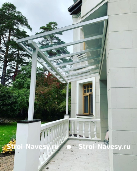 Навес из монолитного поликарбоната односкатный над входной группой у дома Навес из монолитного поликарбоната односкатный над входной группой у дома