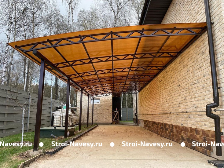 Навес коричневый из поликарбоната односкатный пристрой к дому