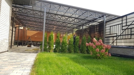 Навес из поликарбоната односкатный пристроенный к дому