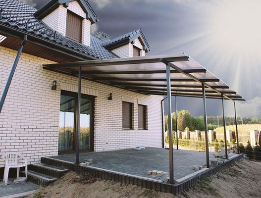 Навес из поликарбоната односкатный пристроенный над крыльцом у дома