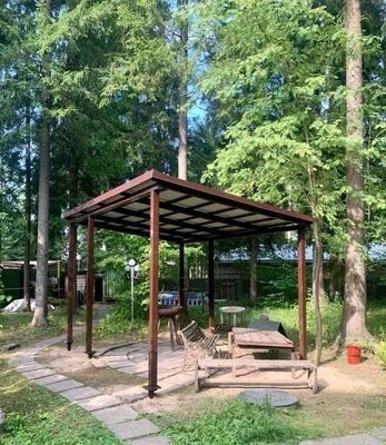 Навес из профлиста односкатный для зоны отдыха с мангалом на даче Навес из профлиста односкатный для зоны отдыха с мангалом на даче