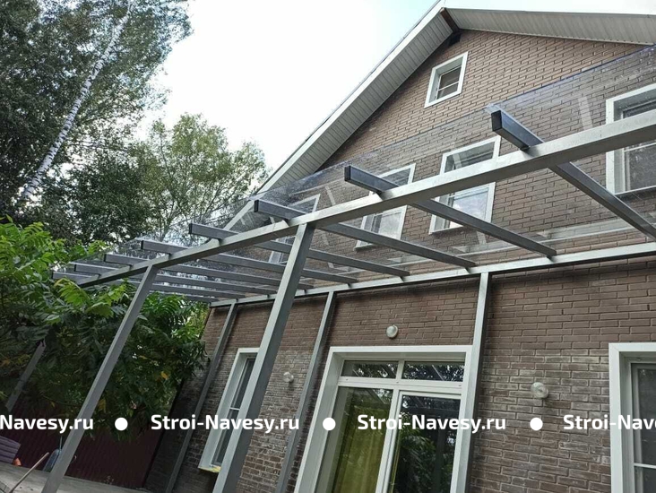 Навес из монолитного поликарбоната односкатный пристроенный к дому