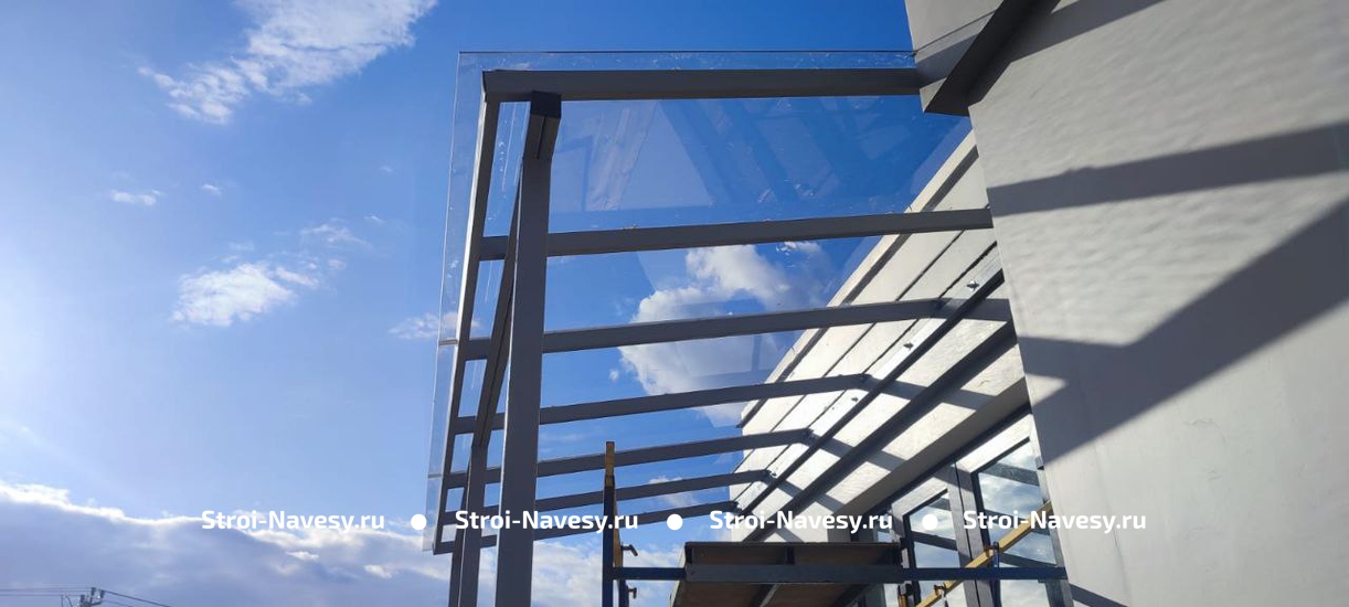 Навес из монолитного поликарбоната односкатный пристрой к дому над входной группой