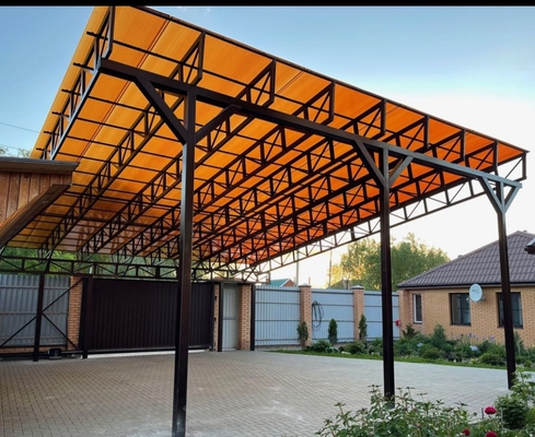 Навес автомобильный из оранжевого поликарбоната и металлопрофиля односкатный