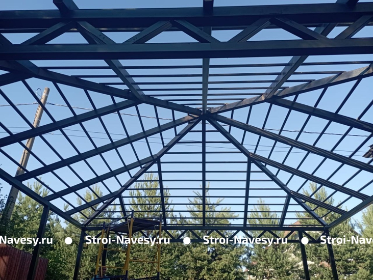 Навес из поликарбоната нестандартный с пирамидальной кровлей во дворе к дому