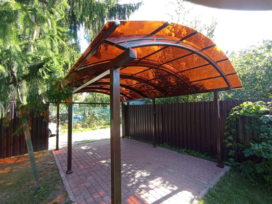 Навес из монолитного поликарбоната полуарочный для одного авто