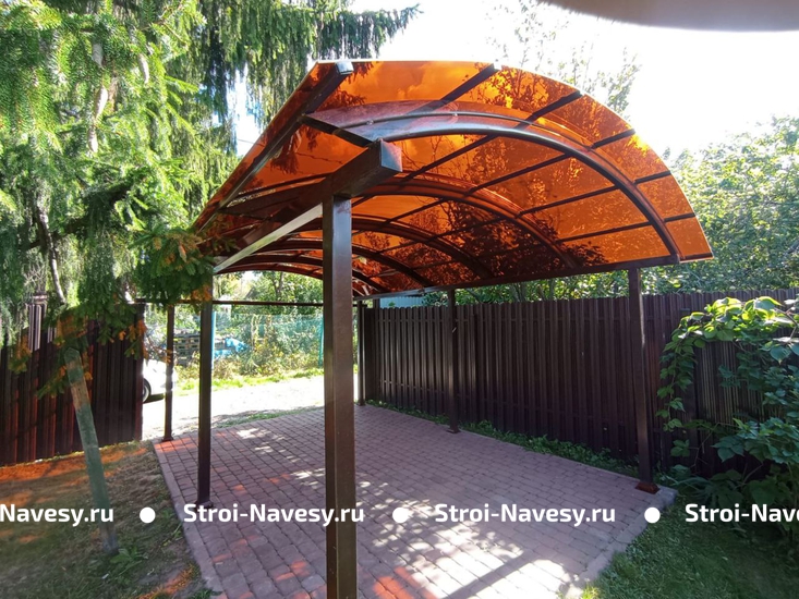 Навес из монолитного поликарбоната полуарочный для одного авто Навес из монолитного поликарбоната полуарочный для одного авто