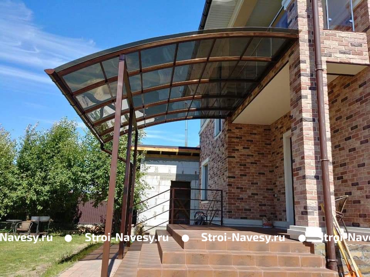 Навес из поликарбоната полуарочный над крыльцом в дом