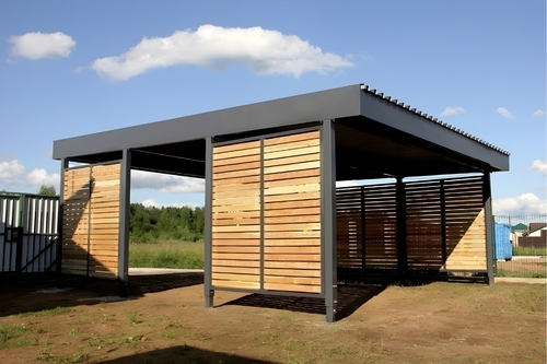 Односкатный автонавес из поликарбоната в стиле хай-тек для автомобиля с закрытыми боковинами