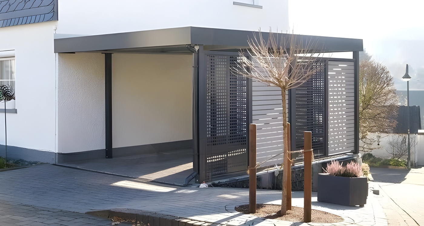 Арочный автонавес из темного поликарбоната (белые столбы)