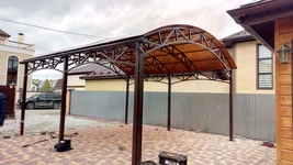 Навес для машины из поликарбоната и металлического профиля арочный