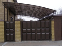 Навес из поликарбоната и металлопрофиля полуарочный пристрой к дому